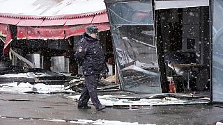 Αστυνομικός έξω από την καφετέρια που έγινε η βομβιστική επίθεση στην Αγία Πετρούπολη
