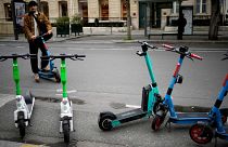 Des trottinettes électriques sur le trottoir parisien