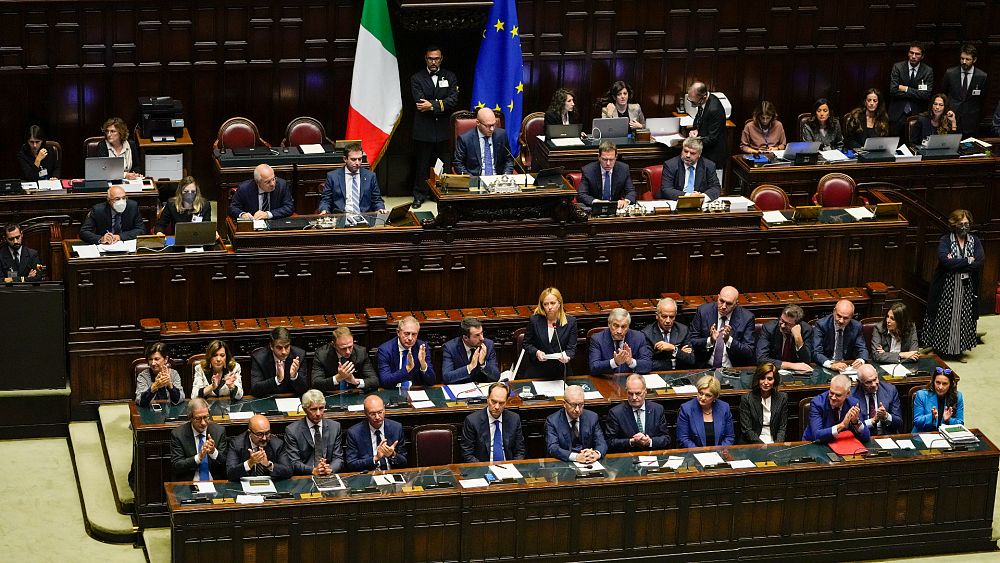 In Italia il partito del premier Meloni vuole vietare l’uso delle parole inglesi