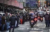 La policía de Nueva York llega para reforzar la seguridad frente a la oficina del fiscal del distrito de Manhattan, en Nueva York, el jueves 30 de marzo de 2023,