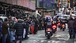 La policía de Nueva York llega para reforzar la seguridad frente a la oficina del fiscal del distrito de Manhattan, en Nueva York, el jueves 30 de marzo de 2023,
