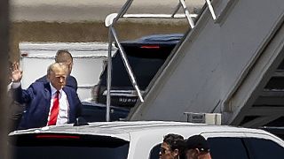 Donald Trump avant de monter dans son avion à Palm Beach, USA, le 3 avril 2023