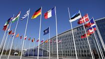 Bandeiras dos membros da NATO, hasteadas em frente à sede da organização, em Bruxelas