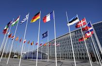 Mástil sin bandera en la sede de la OTAN en Bruselas, a la espera del izado de la de Finlandia