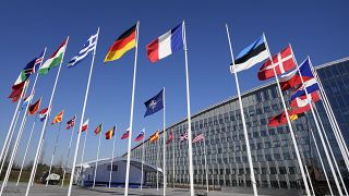 Zászlók a NATO brüsszeli székháza előtt