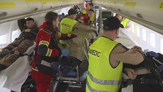 Летающая скорая помощь перевозит раненых в Украине солдат в больницы за рубежом