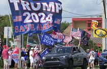 أنصار ترامب يلوحون بالأعلام