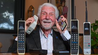 Mühendis Martin Cooper, sağ elinde 3 Nisan 1973 tarihinde ilk cep telefonu görüşmesini yapmak için kullandığı telefonun orijinal bir kopyasını tutuyor