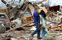 Un résident à Sullvian dans l'Indiana après le passage d'une tempête - 01.04.2023