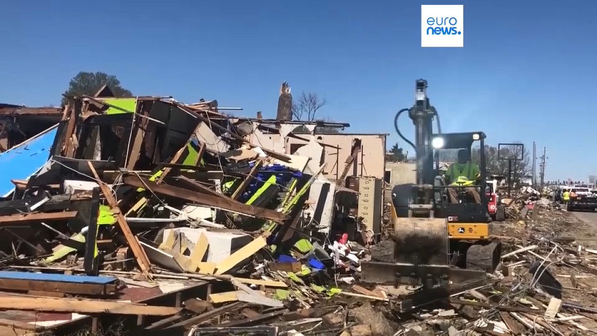 Remoción de escombros luego de fuertes tornados en los Estados Unidos