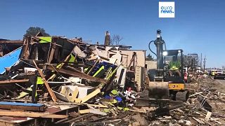 Remoción de escombros luego de fuertes tornados en los Estados Unidos