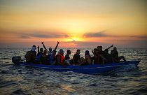 Ahşap bir teknedeki Tunus'tan gelen göçmenler