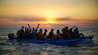 Ahşap bir teknedeki Tunus'tan gelen göçmenler