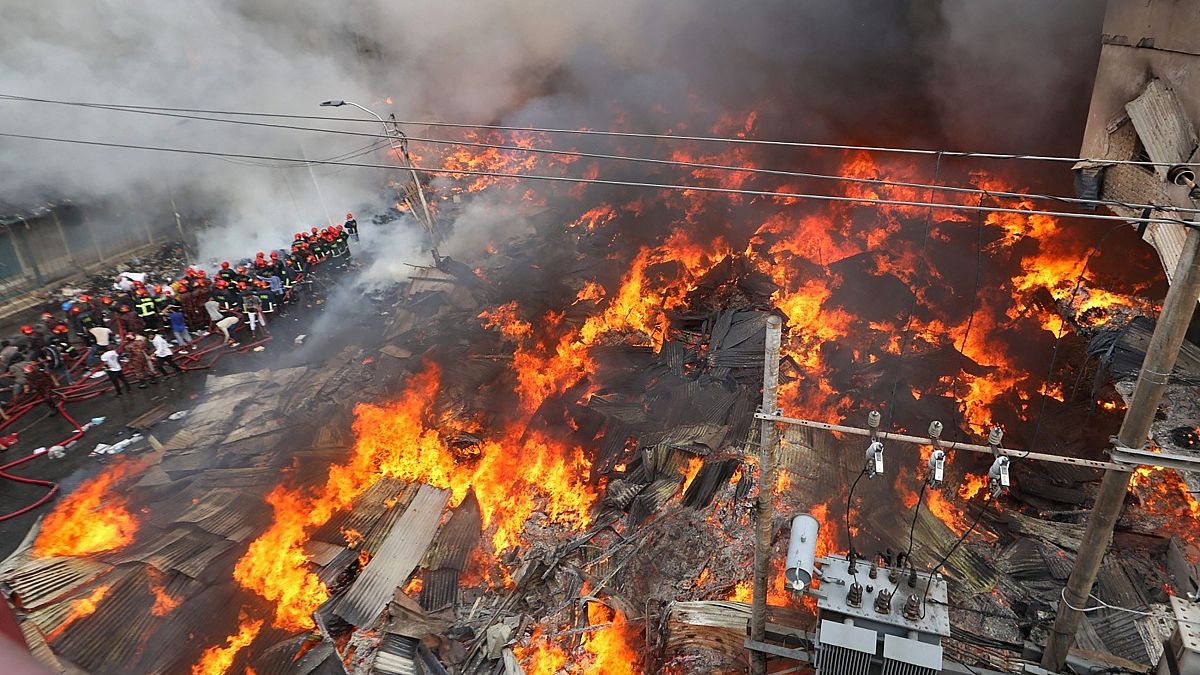 حريق ضخم فى سوق شعبى للملابس فى دكا