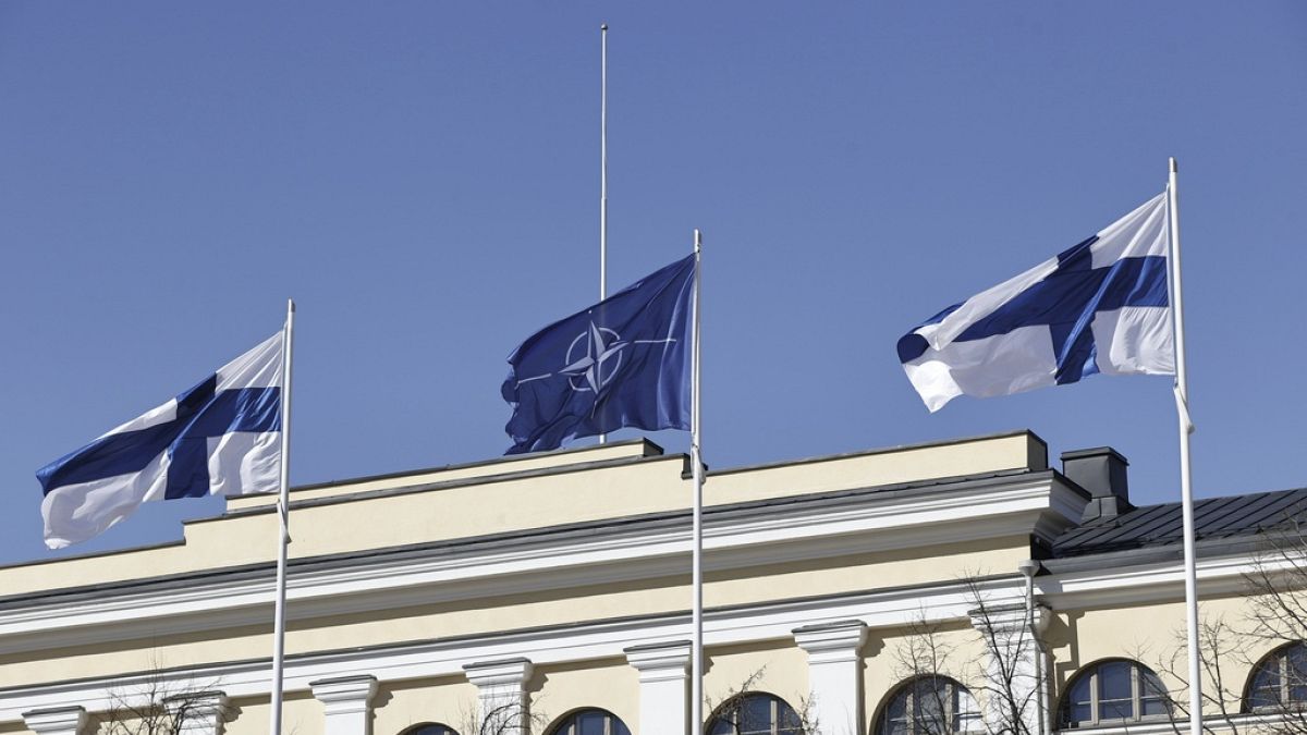 Finnország zászlaja a NATO főhadiszállásán