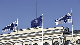 Le drapeau de l'OTAN flotte à côté de celui de la Finlande