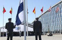 Die finnische Flagge kurz vor der Beitrittszeremonie im Brüsseler NATO-Hauptquartier