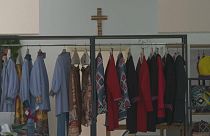 ورشة خياطة ملابس للاجئات في كنيسة بالأردن