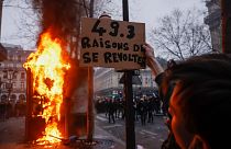 Ein Demonstrant hält ein Plakat mit der Aufschrift "49.3, Grund zur Rebellion" und marschiert am Ende einer Kundgebung in Paris, 23. März 2023.  