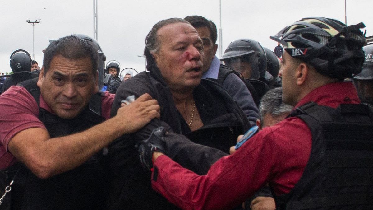  سيرجيو بيرني، وزير أمن مقاطعة بوينس آيرس يتعرض لهجوم من قبل متظاهرين