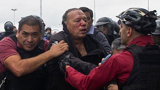  سيرجيو بيرني، وزير أمن مقاطعة بوينس آيرس يتعرض لهجوم من قبل متظاهرين