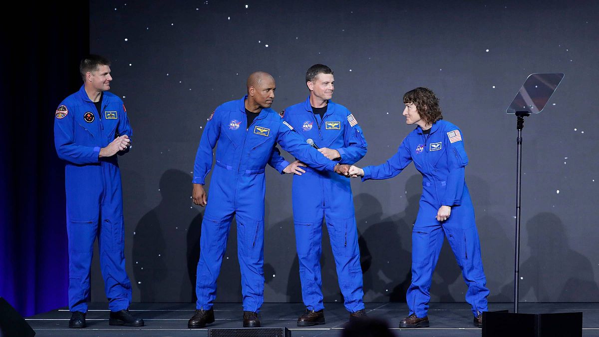 از سمت چپ، جرمی هنسن، ویکتور گلاور، رید وایزمن و کریستینا هموک کخ روی صحنه در طی مراسمی که ناسا نام چهار فضانوردی را به عنوان خدمه آرتمیس۲ معرفی کرد. 