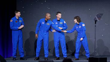 از سمت چپ، جرمی هنسن، ویکتور گلاور، رید وایزمن و کریستینا هموک کخ روی صحنه در طی مراسمی که ناسا نام چهار فضانوردی را به عنوان خدمه آرتمیس۲ معرفی کرد. 