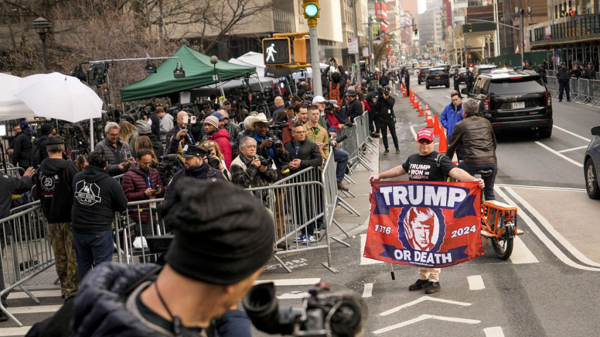 Unterstützer und Gegner von Donald Trump protestieren in New York, wo der Ex-Präsident heute vor Gericht erscheint.