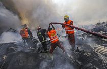 Feuerwehrleute versuchen, ein Feuer einzudämmen, das auf einem beliebten Markt für billige Kleidung in Dhaka, Bangladesch, ausgebrochen ist. 4. April 2023