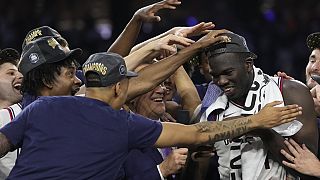 Basketball : Sanogo porte les Huskies vers leur 5e titre de NCAA