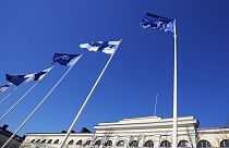 Egymás mellett a finn és a NATO zászló