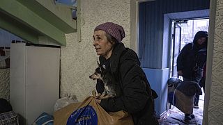 Женщина, только что эвакуированная украинскими военными из Бахмута, заходит в убежище в Константиновке, Украина, понедельник, 3 апреля 2023 года.