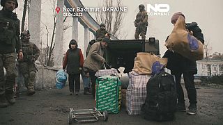 Des Ukrainiens quittent leurs maisons à Bakhmout, évacués par l'armée (3 avril 2023).