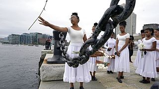 Megemlékezés Bostonban 2021-ben. A vízbe dobott virágokkal azokkal az afrikaiakra emlékeztek, akik nem élték túl a rabszolgaság idején az Afrikából Amerikába tartó hajóutakat.