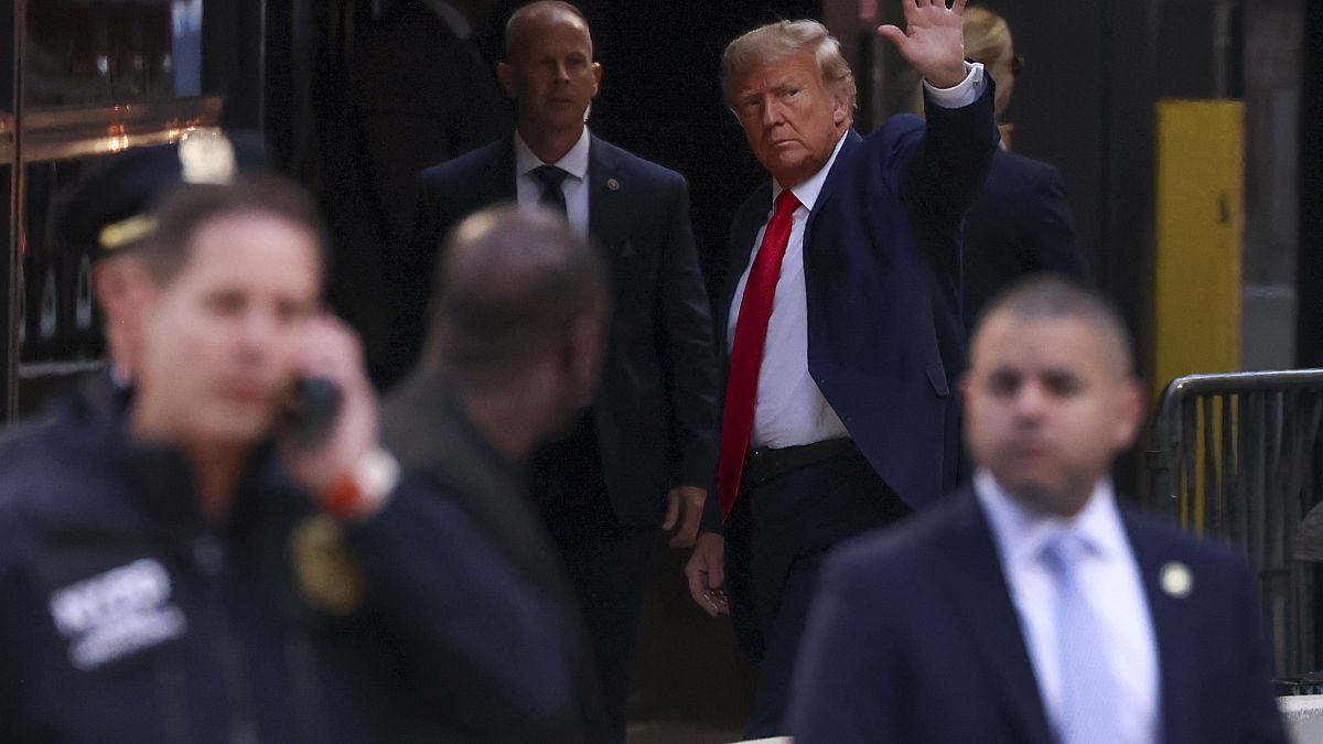 L'ex presidente Donald Trump esce dalla Trump Tower a New York 