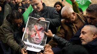 أشعل أشخاص النار في صورة الناشط اليميني المتطرف راسموس بالودان خلال احتجاج خارج القنصلية السويدية في اسطنبول ، تركيا ، يوم الأحد 22 يناير 2023.