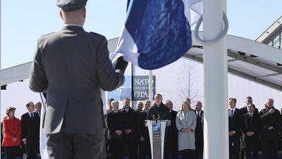 رفع العلم الفنلندي في ساحة الناتو