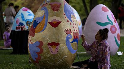 Una artista decora un huevo de Pascua en Santiago de Chile.