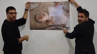 عناصر من المنظمة السورية لضحايا الحرب (SOVW) يعرضون صوراً توثق تعذيب المعتقلين داخل سجون ومعتقلات نظام الأسد ، في 17 آذار 2016 في جنيف.