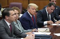 La foto che ha fatto il giro del mondo: Trump in tribunale con i suoi avvocati. (New York, 4.4.2023)