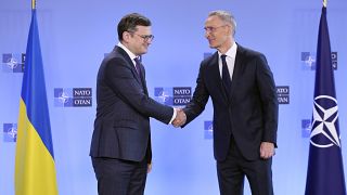 Министр иностранных дел Украины Дмитрий Кулеба и генсек НАТО Йенс Столтенберг на встрече в Брюсселе