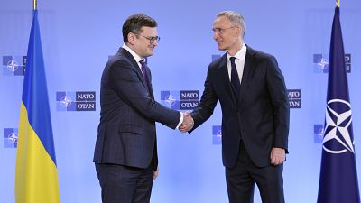 Министр иностранных дел Украины Дмитрий Кулеба и генсек НАТО Йенс Столтенберг на встрече в Брюсселе