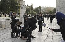 Ισραηλινοί αστυνομικοί συλλαμβάνουν μια Παλαιστίνια μετά τις ταραχές στο τέμενος Αλ Άκσα στην Ιερουσαλήμ