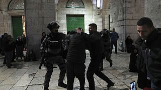 İsrail polisi, olayda onlarca kişinin gözaltına alındığını açıkladı