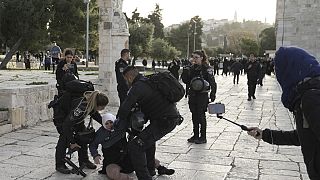 Ισραηλινοί αστυνομικοί συλλαμβάνουν μια Παλαιστίνια μετά τις ταραχές στο τέμενος Αλ Άκσα στην Ιερουσαλήμ