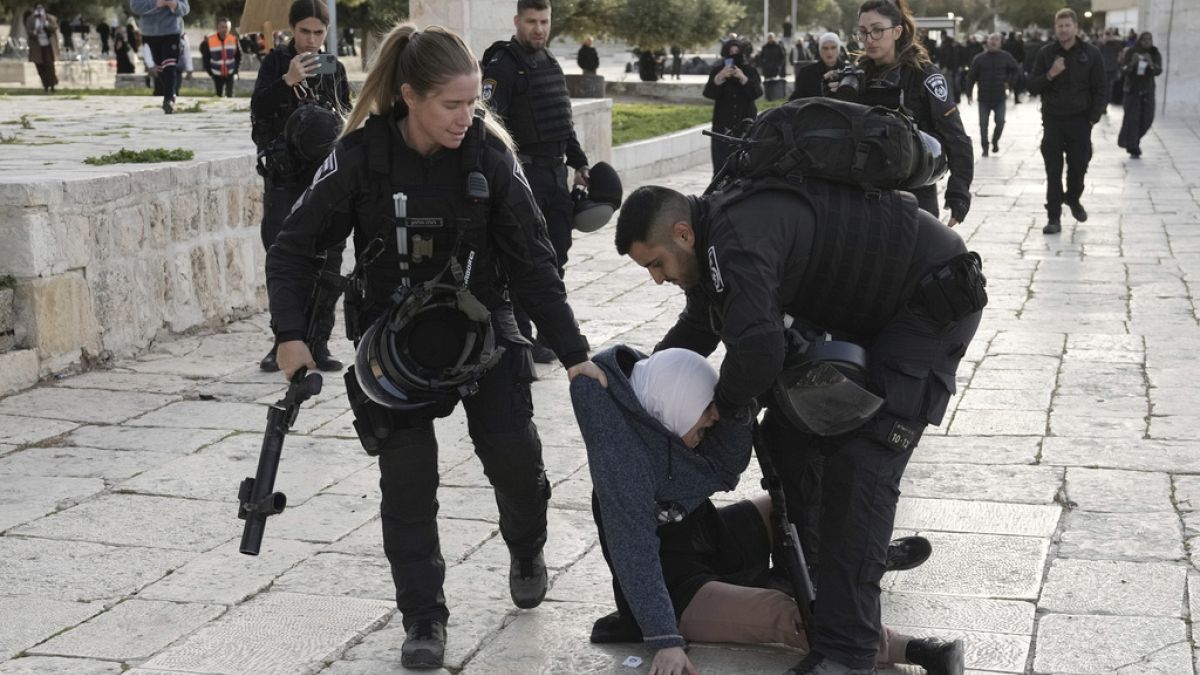 La policía israelí arrastra a una mujer por el suelo en la mezquita de al-Aqsa