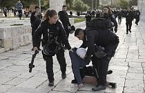 La police israélienne arrête une Palestienne sur l'esplanade des mosquées à Jérusalem (05/04/2023)