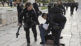 La police israélienne arrête une Palestienne sur l'esplanade des mosquées à Jérusalem (05/04/2023)
