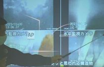 سخنگوی شرکت برق توکیو در یک کنفرانس خبری در حال نشان دادن عکس‌هایی است که توسط ربات کاوشگر در داخل راکتور نیروگاه هسته‌ای فوکوشیما به ثبت رسیده است. سه‌شنبه، ۳ آوریل ۲۰۲۳.