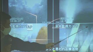 سخنگوی شرکت برق توکیو در یک کنفرانس خبری در حال نشان دادن عکس‌هایی است که توسط ربات کاوشگر در داخل راکتور نیروگاه هسته‌ای فوکوشیما به ثبت رسیده است. سه‌شنبه، ۳ آوریل ۲۰۲۳.